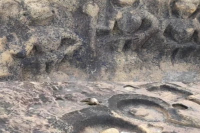 झारखंड का बारनी घाट: चट्टानों पर अंकित रहस्यमयी निशान, जहां की मान्यता है देवताओं के विश्राम की