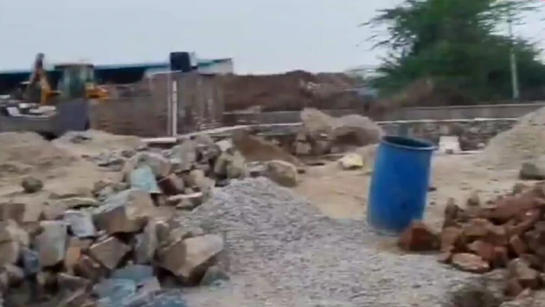 मंदिर और दुकानों में लगती थीं कक्षाएं, सरकारी मदद न मिली तो ग्रामीणों ने खुद बना डाला स्कूल