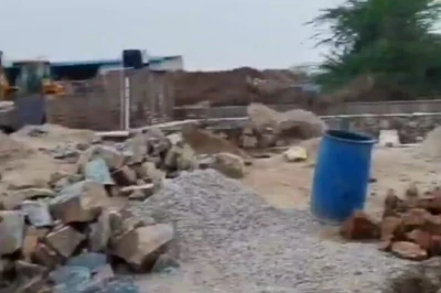 मंदिर और दुकानों में लगती थीं कक्षाएं, सरकारी मदद न मिली तो ग्रामीणों ने खुद बना डाला स्कूल