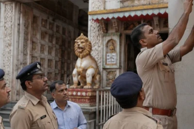 मंदिर के बाहर कचरे के डिब्बे में बोरी में बंद मिली नवजात बच्ची, अस्पताल में चल रहा इलाज