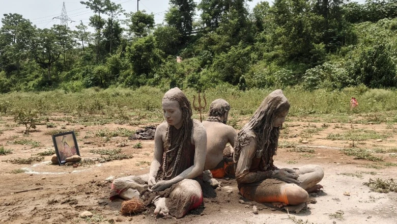 जमशेदपुर के दोमुहानी संगम तट पर पंच धूनी तपस्या, अग्नि की लपटों के बीच साधना में लीन संत