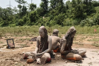 जमशेदपुर के दोमुहानी संगम तट पर पंच धूनी तपस्या, अग्नि की लपटों के बीच साधना में लीन संत