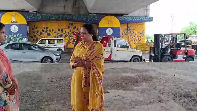 हरियाणा: निलंबन के बाद महिला गेस्ट टीचर के पास आने लगे राजनीतिक दलों के फोन, कॉकरोच जनता पार्टी के प्रदर्शन में हुई थीं शामिल