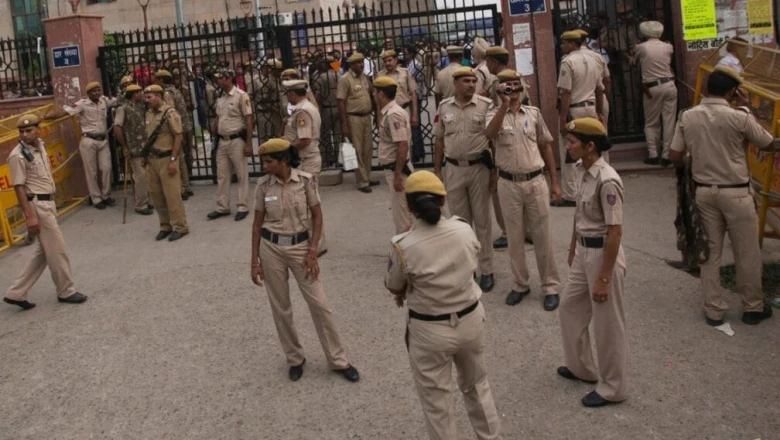 दिल्ली में दिनदहाड़े डेढ़ करोड़ की लूट, बाइक सवार बदमाश रकम लेकर फरार, पुलिस के हाथ अब तक खाली