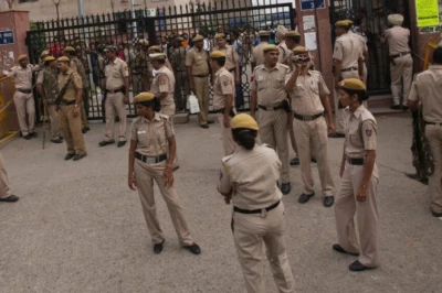 दिल्ली में दिनदहाड़े डेढ़ करोड़ की लूट, बाइक सवार बदमाश रकम लेकर फरार, पुलिस के हाथ अब तक खाली