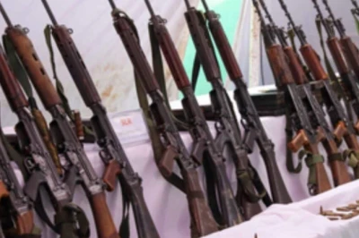 बारूद के ढेर पर बैठे थे नक्सली, CRPF के सर्च ऑपरेशन ने किया खेल खत्म, दंडकारण्य में 8 गुप्त हथियार ठिकाने तबाह