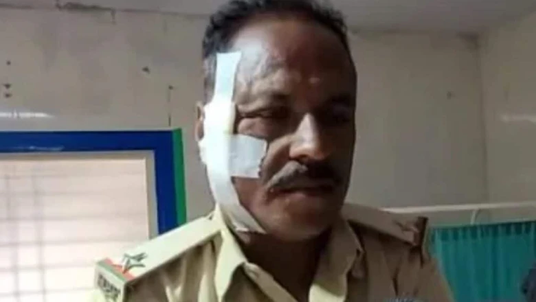 खाकी भी महफूज़ नहीं! अतिक्रमण हटाने पहुंची टीम पर ग्रामीणों का हमला, जेसीबी और सरकारी वाहन भी तोड़े