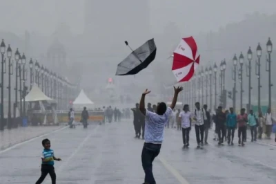 दिल्ली-NCR में आज 80 किमी/घंटे की रफ्तार से चलेगी आंधी, IMD का रेड अलर्ट; जानें अगले 4 दिन कैसा रहेगा मौसम