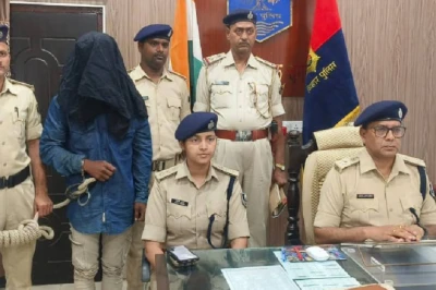 बगहा में पेड़ से लटका मिला विवाहिता का शव निकला हत्या, पति गिरफ्तार