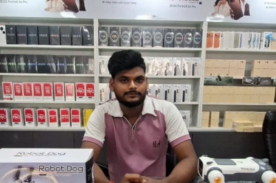 बरेली के बाजार में धूम मचा रहा 360 डिग्री घूमने वाला रोबोट डॉग, बच्चों के बीच बना पसंद का केंद्र
