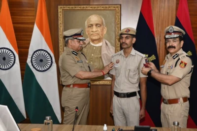 मालवीय नगर अग्निकांड में जान बचाने वाले जांबाज पुलिसकर्मी सम्मानित, मिला आउट-ऑफ-टर्न प्रमोशन और नकद इनाम