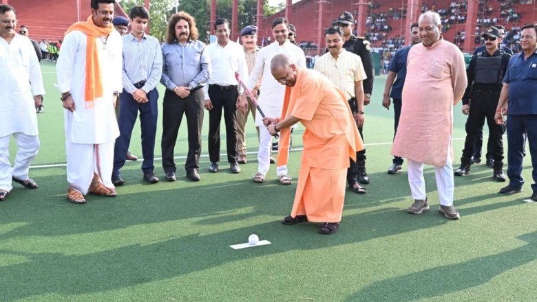 हाथ में हॉकी स्टिक थामे सीएम योगी ने दागा गोल, रवि किशन बोले- गोरखपुर बन रहा स्पेन