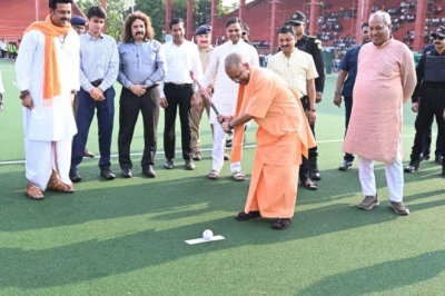 हाथ में हॉकी स्टिक थामे सीएम योगी ने दागा गोल, रवि किशन बोले- गोरखपुर बन रहा स्पेन