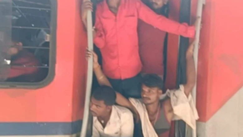 हाजीपुर स्टेशन पर रेलयात्रा बनी मुसीबत: डिब्बों में पैर रखने तक की जगह नहीं, फुटबोर्ड पर बैठकर सफर को मजबूर यात्री
