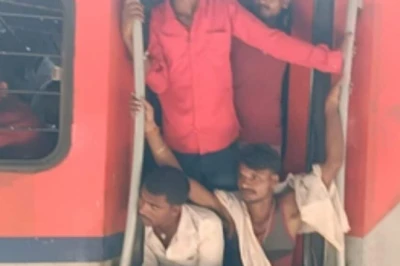 हाजीपुर स्टेशन पर रेलयात्रा बनी मुसीबत: डिब्बों में पैर रखने तक की जगह नहीं, फुटबोर्ड पर बैठकर सफर को मजबूर यात्री