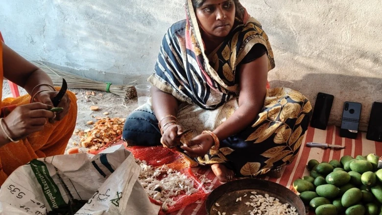 गोंडा की आठवीं पास पूजा घर बैठे बनाती हैं दर्जनों किस्म के अचार, 6 महिलाओं को रोजगार देकर कर रहीं बढ़िया कमाई