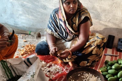 गोंडा की आठवीं पास पूजा घर बैठे बनाती हैं दर्जनों किस्म के अचार, 6 महिलाओं को रोजगार देकर कर रहीं बढ़िया कमाई