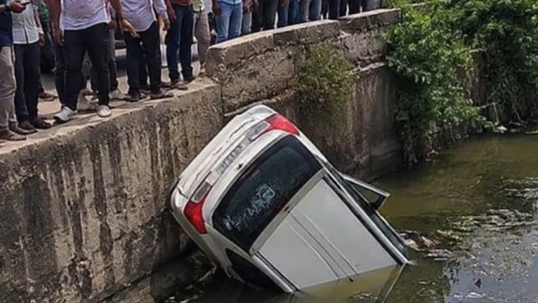 ग्रेटर नोएडा के तुस्याना में खुले नाले में जा गिरी कार, बाल-बाल बचा चालक; लोगों ने व्यवस्था पर खड़े किए सवाल