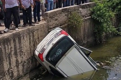 ग्रेटर नोएडा के तुस्याना में खुले नाले में जा गिरी कार, बाल-बाल बचा चालक; लोगों ने व्यवस्था पर खड़े किए सवाल