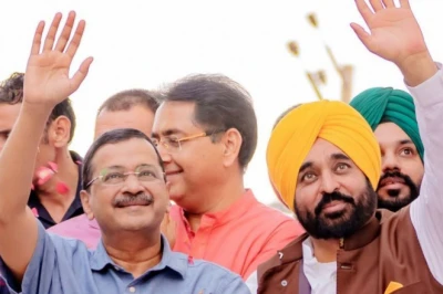 मोहाली में अरविंद केजरीवाल का रोड शो, जनता से दोबारा 'मान सरकार' चुनने की अपील