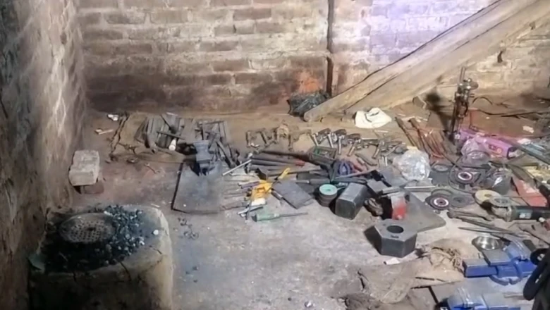 एक कमरे में चल रही थी अवैध हथियारों की फैक्ट्री, 10 कट्टे और बनाने का सामान बरामद