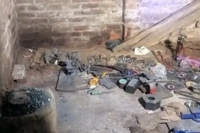 एक कमरे में चल रही थी अवैध हथियारों की फैक्ट्री, 10 कट्टे और बनाने का सामान बरामद