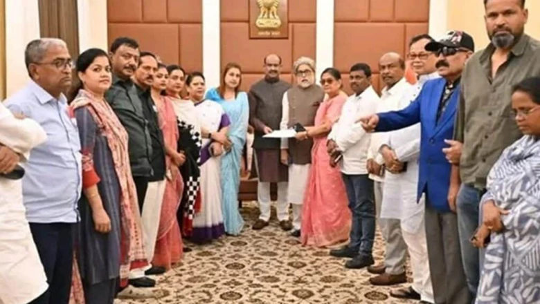 टीएमसी के बागी सांसदों ने नया गुट क्यों नहीं बनाया, अनजान पार्टी में विलय की 3 वजहें