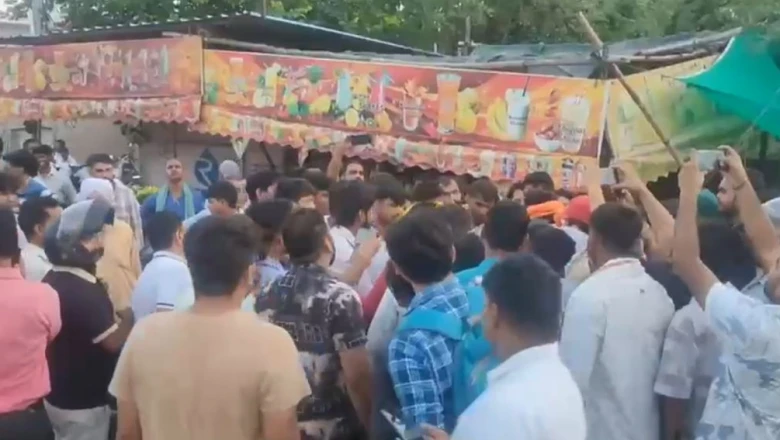 जूस में मांस का टुकड़ा डालने का आरोप, उग्र भीड़ ने दुकानदार को पीटा