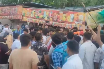 जूस में मांस का टुकड़ा डालने का आरोप, उग्र भीड़ ने दुकानदार को पीटा