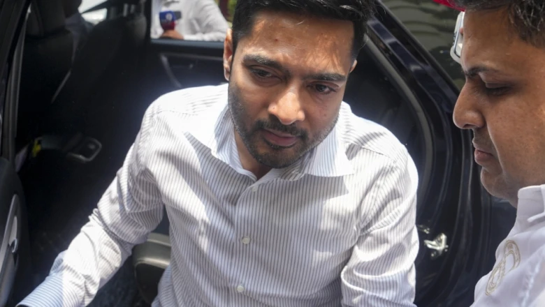 ED दफ्तर में 11 घंटे चली अभिषेक बनर्जी से पूछताछ, बाहर आकर बोले- 'गला काट दो, झुकूंगा नहीं'