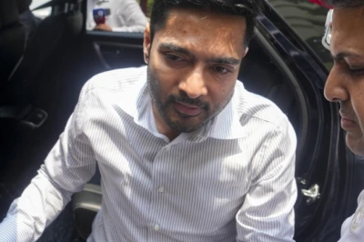 ED दफ्तर में 11 घंटे चली अभिषेक बनर्जी से पूछताछ, बाहर आकर बोले- 'गला काट दो, झुकूंगा नहीं'