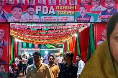 विधानसभा चुनाव से पहले क्या बिखर रही है सपा? पोस्टर से सांसद का नाम गायब, गुटबाजी खुलकर सामने