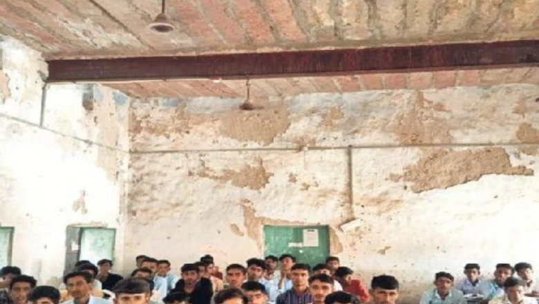 खंडवा में 208 सरकारी स्कूल जर्जर: छत से झड़ता सीमेंट, बाहर निकले सरिए, जोखिम में बच्चों की जान