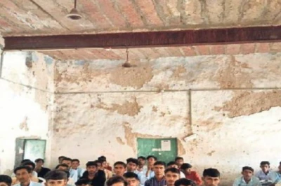 खंडवा में 208 सरकारी स्कूल जर्जर: छत से झड़ता सीमेंट, बाहर निकले सरिए, जोखिम में बच्चों की जान