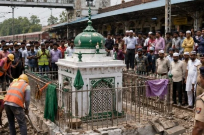 रेलवे ट्रैक के ठीक बीच मजार बनी विकास में रोड़ा, सांसद बोले- हर हाल में हटेगा अवैध कब्जा