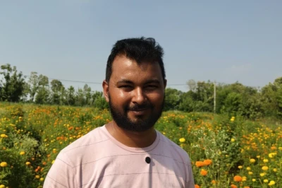 गोंडा के आकाश ने बीएससी एग्रीकल्चर के बाद चुनी गेंदे की खेती, सालाना 7 लाख तक की कमाई