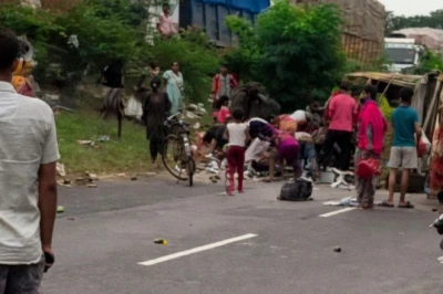 इंसानियत शर्मसार: आम लदा पिकअप पलटा, घायल दंपती तड़पते रहे और लोग लूटते रहे आम