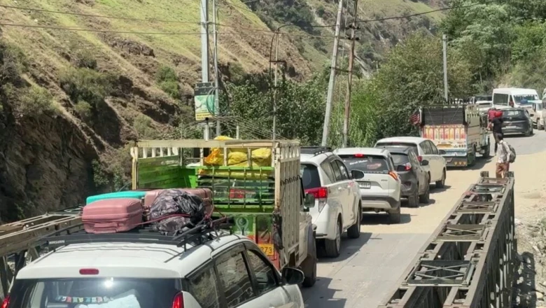 शिमला से कसोल तक हर पर्यटक स्थल पर ट्रैफिक जाम का कहर, सड़कों पर ही बीत रहे 4-5 घंटे, पुलिस के छूटे पसीने