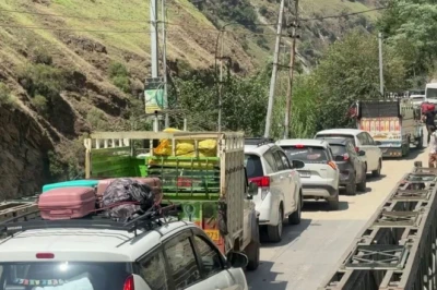 शिमला से कसोल तक हर पर्यटक स्थल पर ट्रैफिक जाम का कहर, सड़कों पर ही बीत रहे 4-5 घंटे, पुलिस के छूटे पसीने