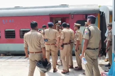 लखनऊ के ऐशबाग स्टेशन पर ट्रेन में बम की झूठी सूचना, यात्री घबराए, जांच में खुली चौंकाने वाली हकीकत
