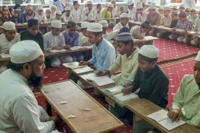 यूपी के सभी मदरसों में अब आधार से जुड़ी बायोमेट्रिक हाजिरी अनिवार्य, नया आदेश जारी