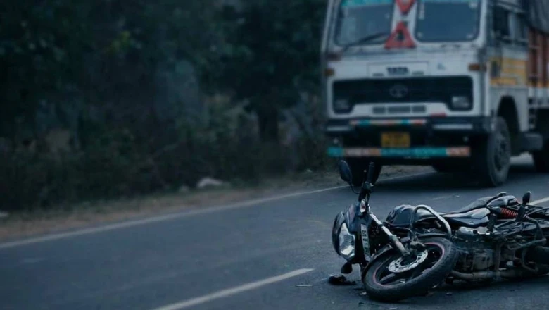 जबलपुर में तेज रफ्तार ट्रक ने बाइक को मारी टक्कर, पिता-पुत्र की मौके पर मौत, मां गंभीर घायल