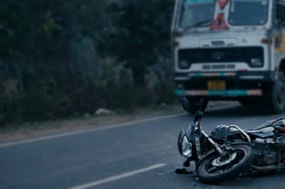 जबलपुर में तेज रफ्तार ट्रक ने बाइक को मारी टक्कर, पिता-पुत्र की मौके पर मौत, मां गंभीर घायल