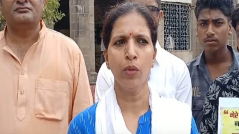 खंडवा-मूंदी मार्ग की बदहाली पर फूटा गुस्सा, एनएसयूआई-यूथ कांग्रेस का दंडवत प्रदर्शन, बढ़ती लागत पर सवाल