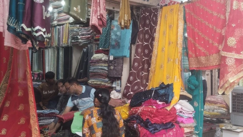 शादी का सीजन शुरू, सागर के इन बाजारों में ₹100 से ₹10,000 तक मिलेंगी हर बजट की साड़ियां