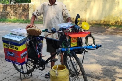 साइकिल पर 45 साल से चल रही गाड़ी धोने की दुकान, बोकारो के अजय घर-घर पहुंचकर चमकाते हैं वाहन
