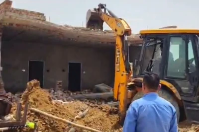 नूंह में प्रशासन का बुलडोजर एक्शन, 18 एकड़ में बसी तीन अवैध कॉलोनियां जमींदोज
