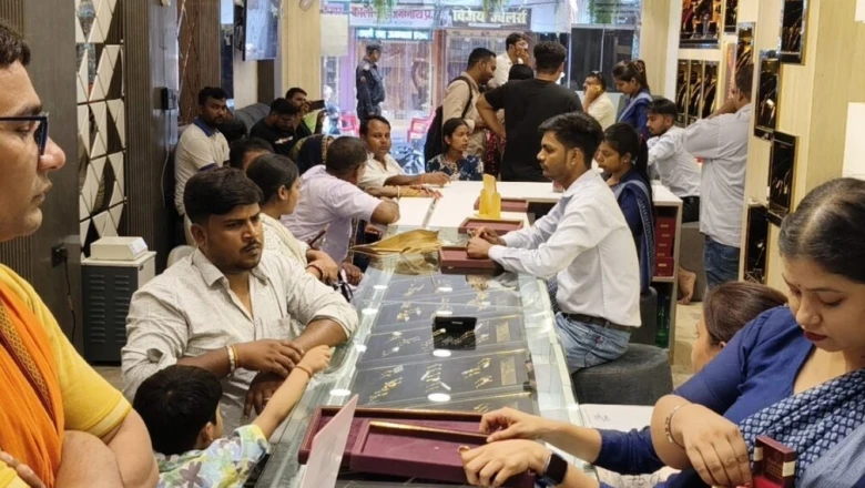 लग्न सीजन में मुजफ्फरपुर के सर्राफा बाजार में ज्वेलरी पर बंपर ऑफर, कैशबैक से लेकर फ्री इंश्योरेंस तक
