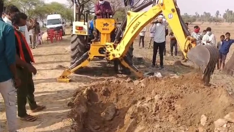 एक ही गांव में 8 संदिग्ध मौतें, 21 लोगों की नरबलि का षड्यंत्र! कब्रें खोदकर शव निकाल रही पुलिस, बिलखते परिजन