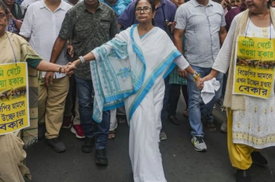 फुटपाथ हॉकरों के पक्ष में सड़क पर आईं ममता बनर्जी, टीएमसी के सामने एक साथ कई संकट